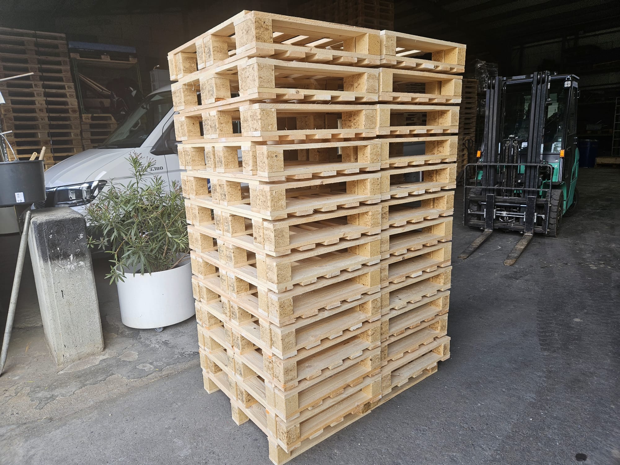 Gestapelte Holz Einwegpaletten 800x600mm im Lager