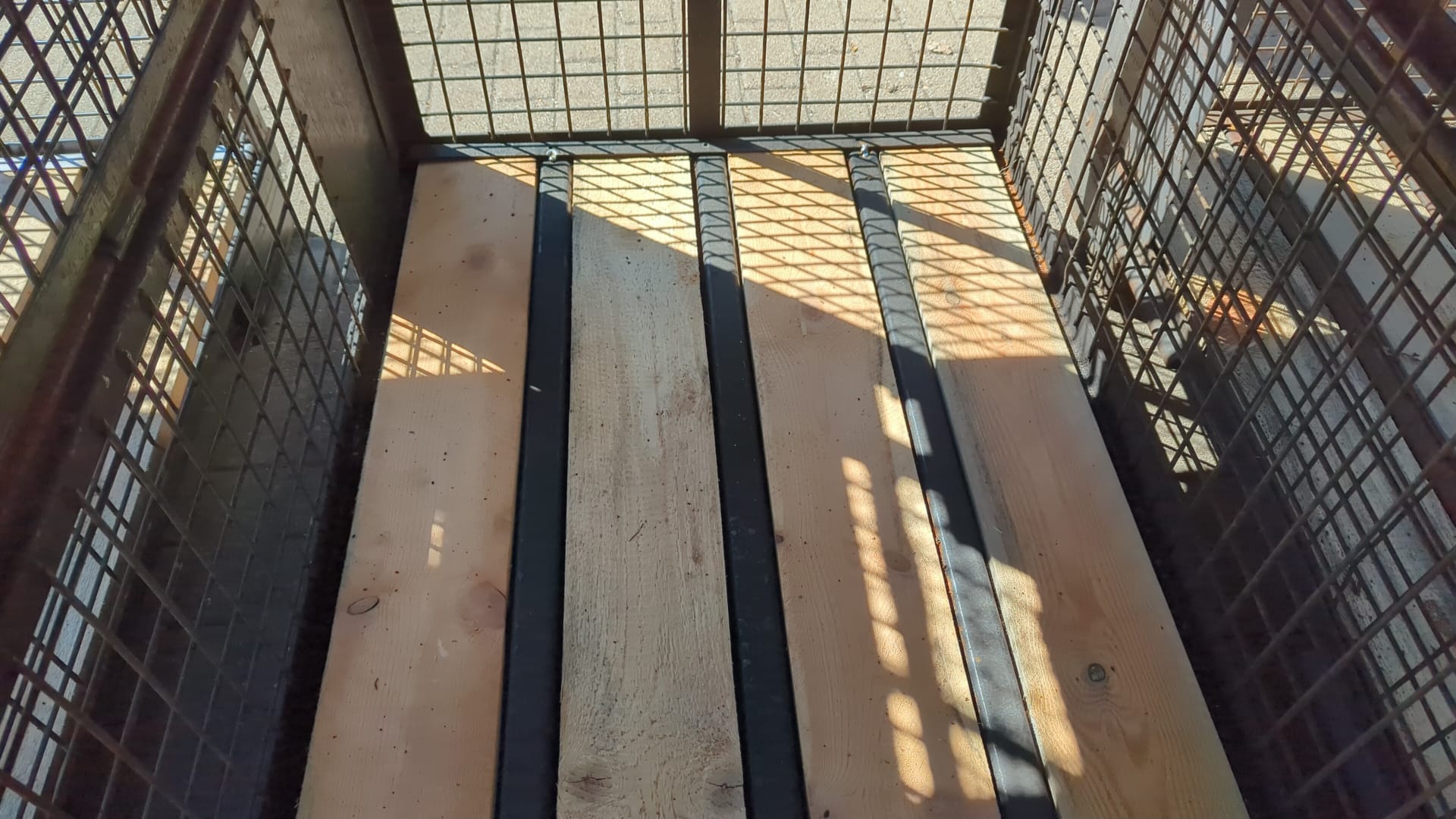Holzbretter montiert in einer Eurogitterbox