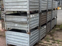 verzinkte Stahlbehälter im Stapel