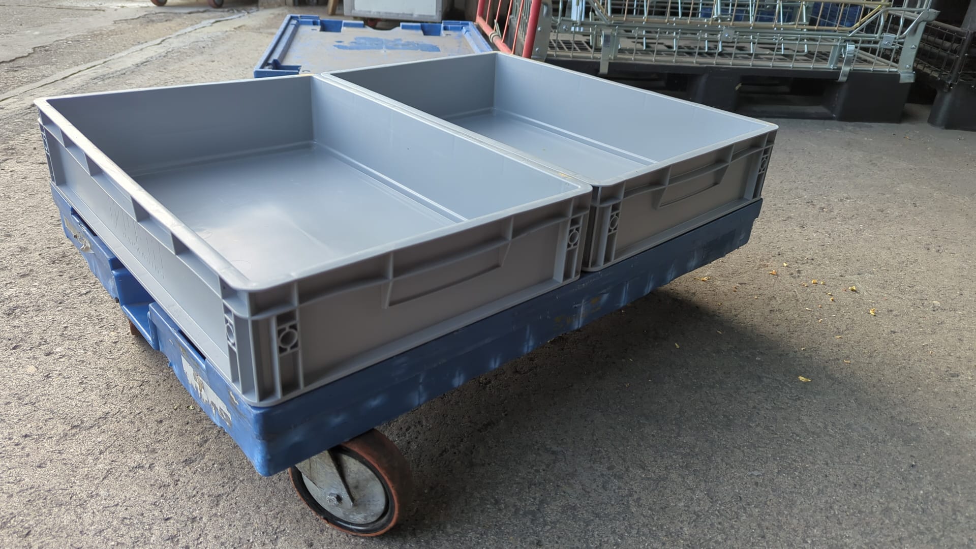 Rollplatte 800x600 mit zwei Auer 600x400 Kisten