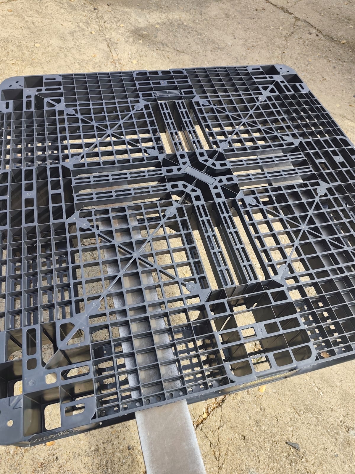 Beispiel für Deckflaeche einer Kunststoffpalette 1100x1100mm gebraucht