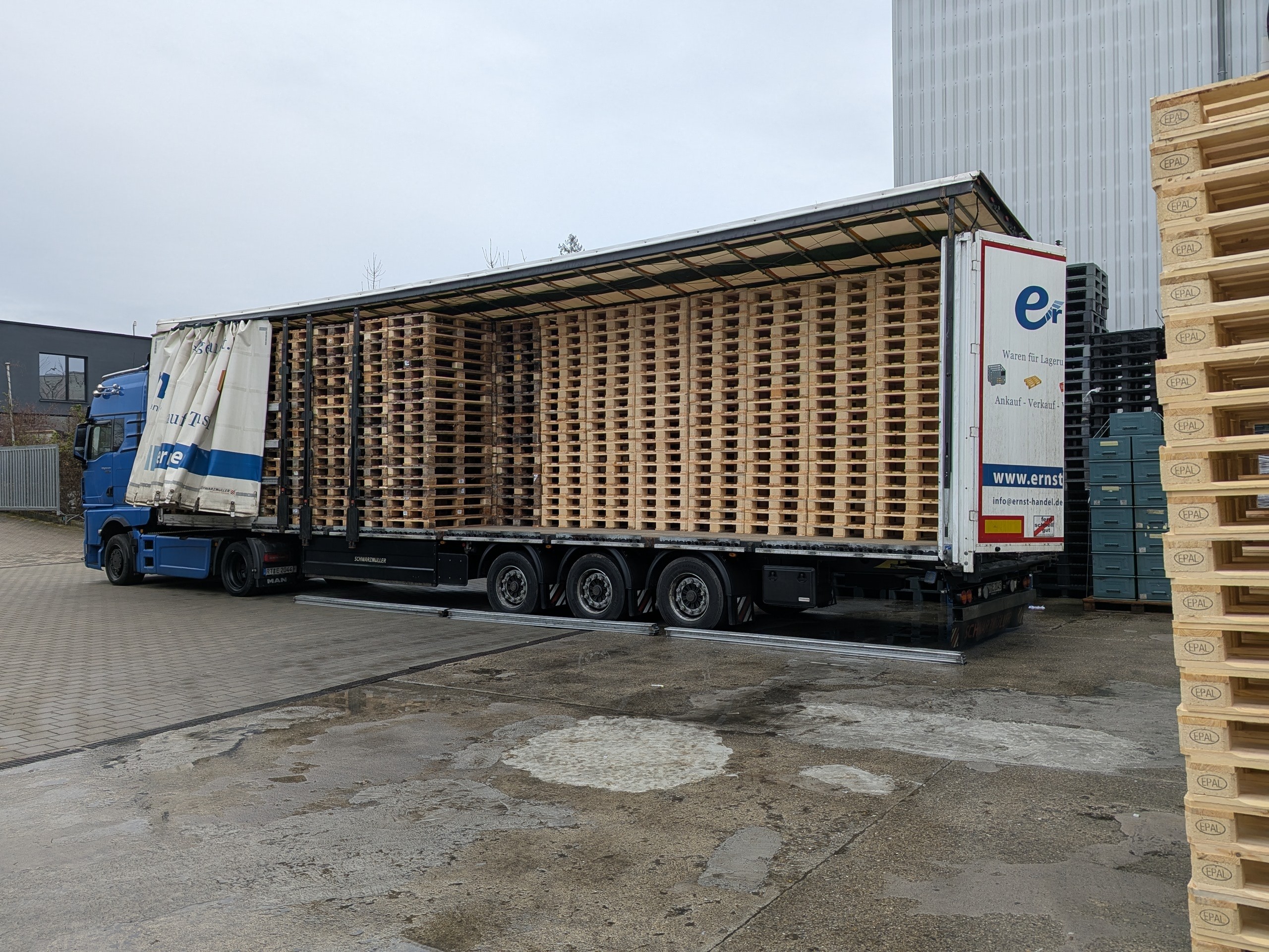 LKW beladen mit neuen und gebrauchten Europaletten