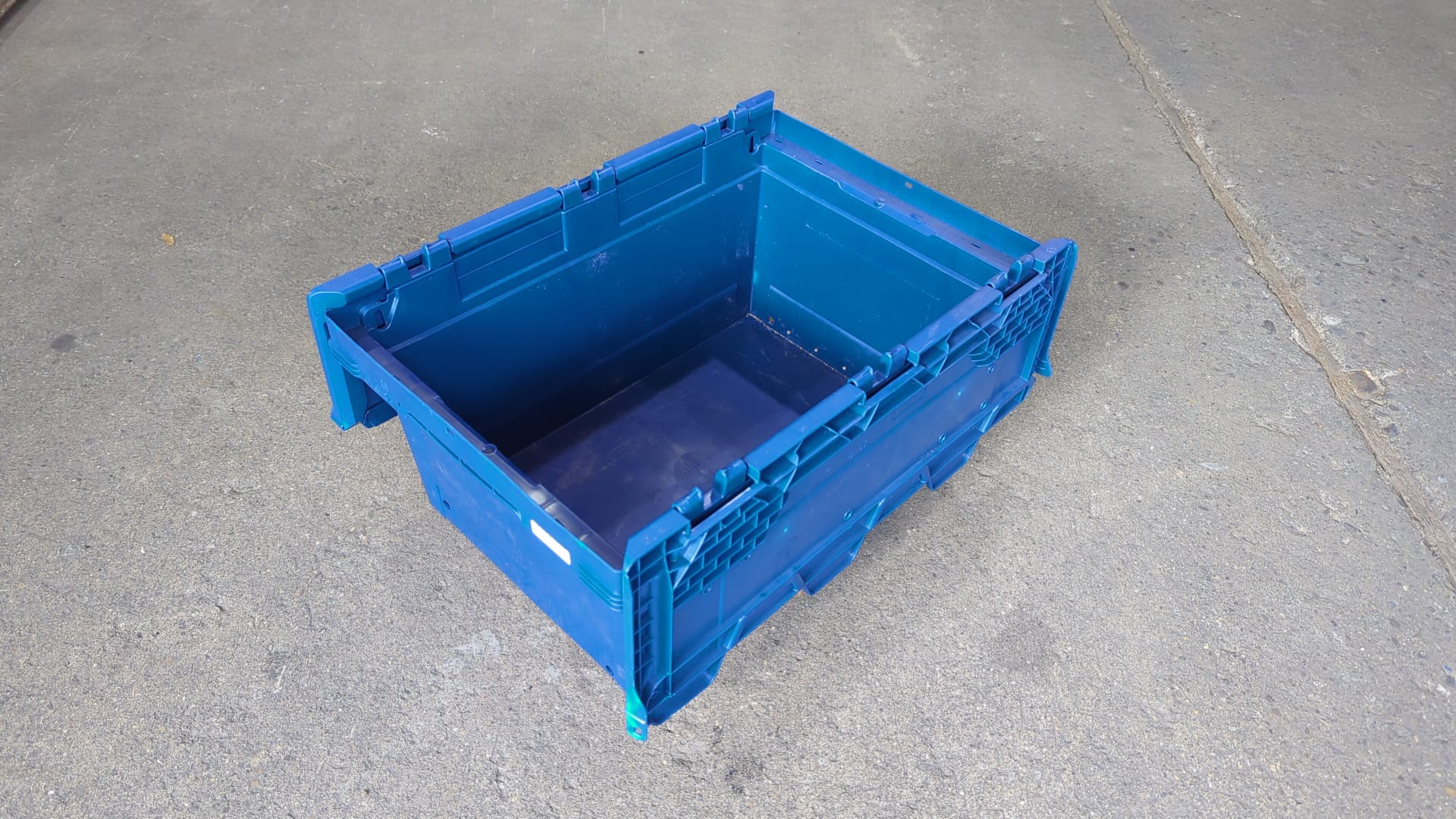 Eurobehälter mit Deckel 60×40×30 cm aus Kunststoff, geöffnet, blau