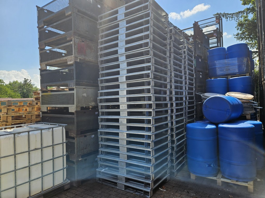 Stapel mit verzinkten Metallpaletten im Euroformat