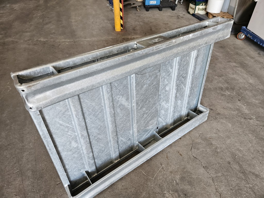 Unterseite der verzinkten Stahlpalette 1200x800 mm
