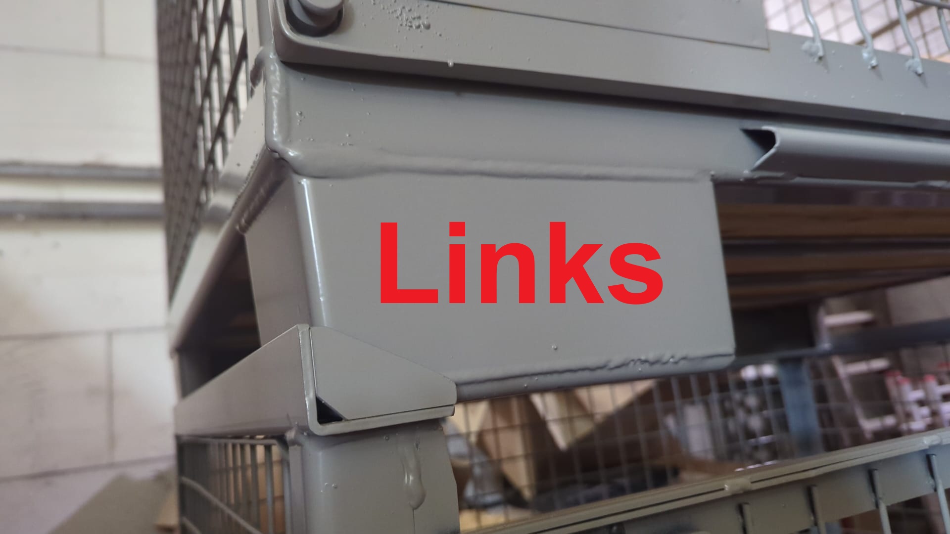 Linker Gitterboxfuß in lackiertem Zustand