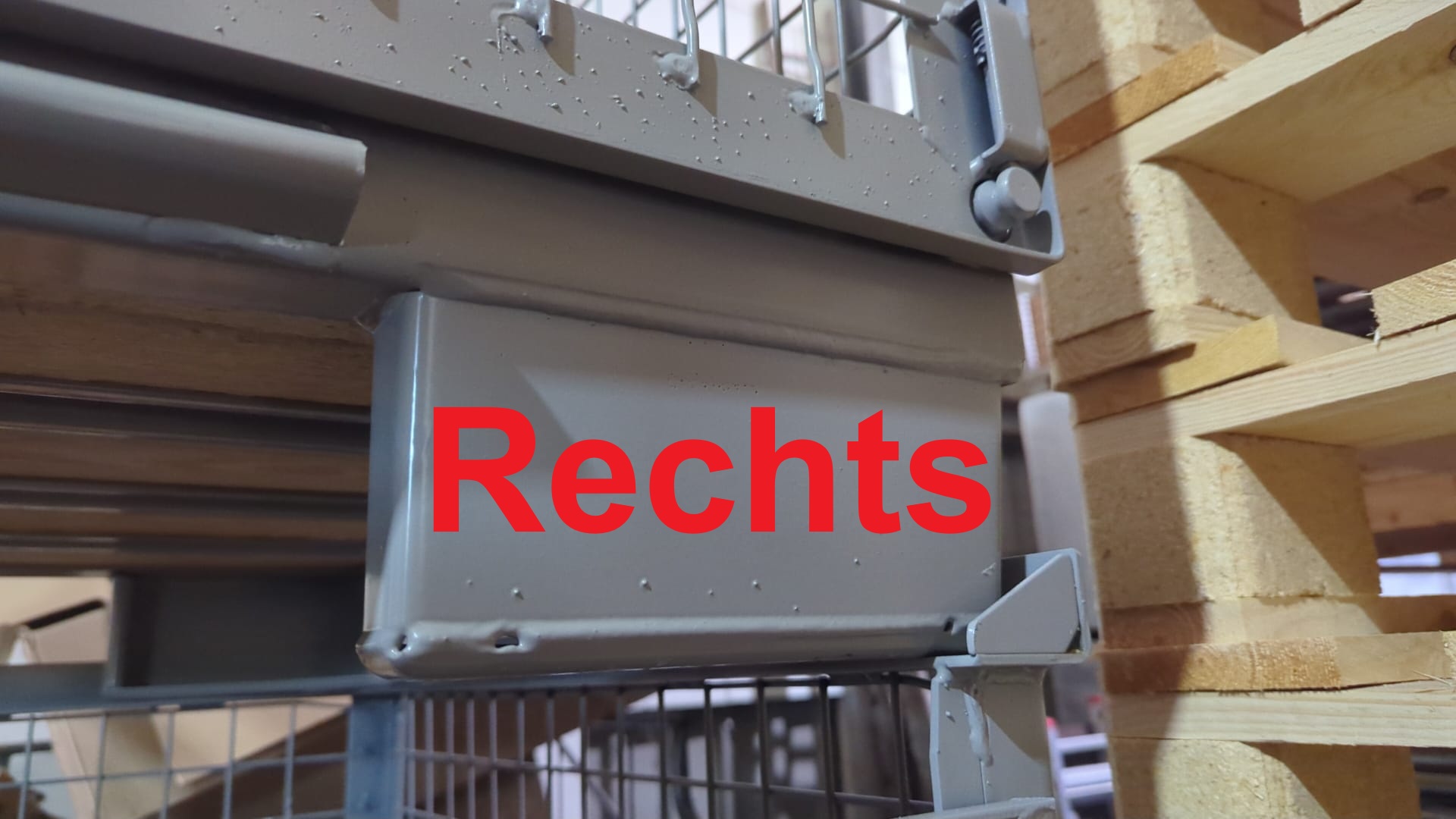 Rechter Gitterboxfuß in lackiertem Zustand
