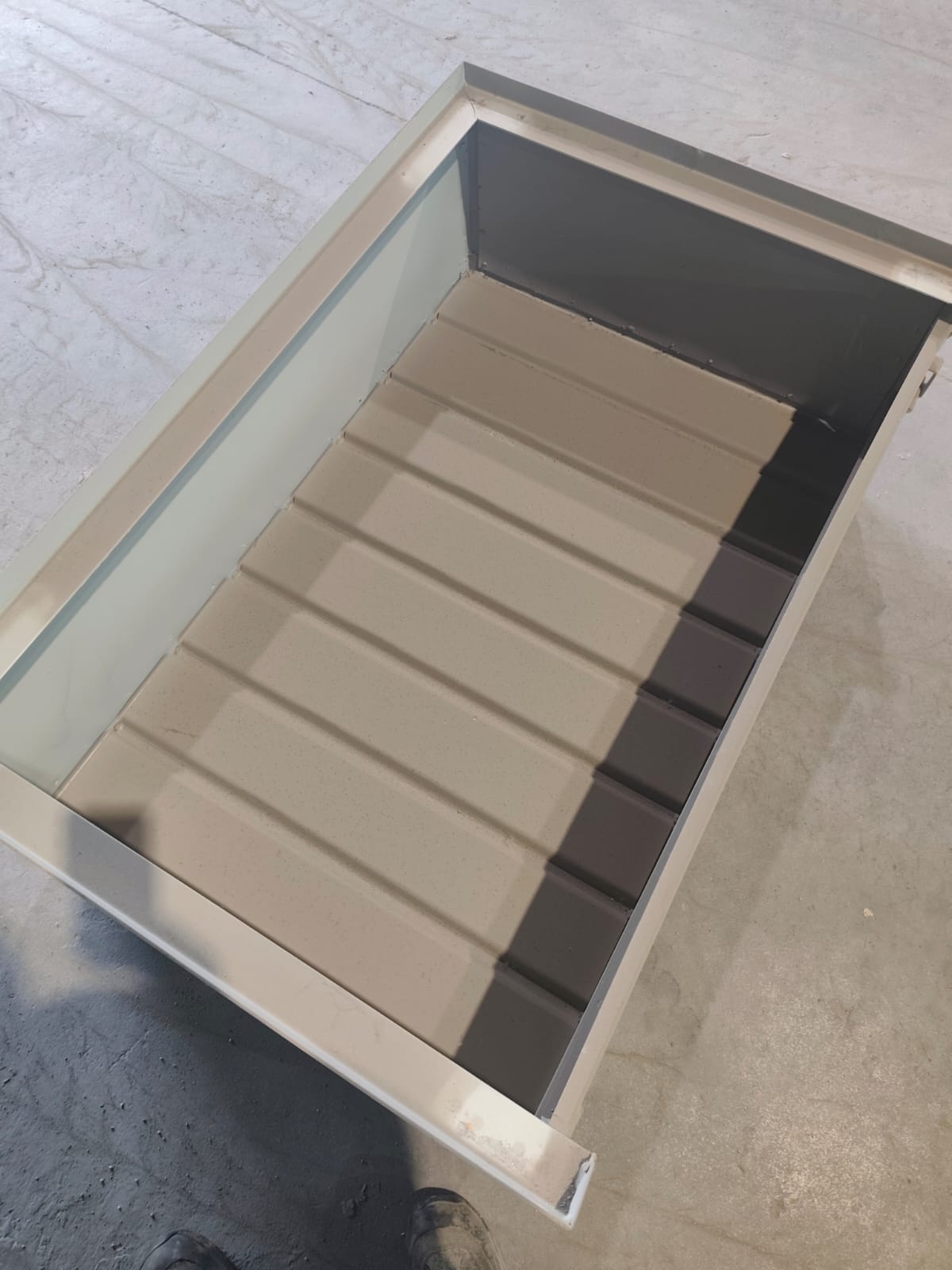 Stahlbehaelter-halbhoch-neu-B-Ware-1240x835x500-mm-mit-halber-Klappe-und-Sickenblechboden.jpeg