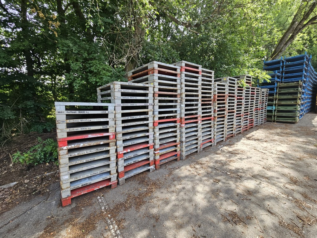 Gebrauchte Schwerlast-Stahlpaletten 120x80cm im Stapel