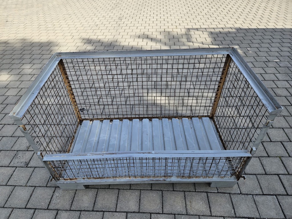 Gebrauchte Gitterbox 1620 x 835 x 970 mm mit Blechboden und geöffneter Längsseite