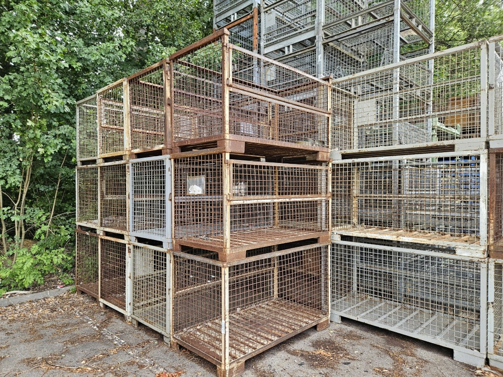 Gebrauchte Gitterboxen 1620 x 835 x 970 mm aus Stahl, mehrfach gestapelt im Lager